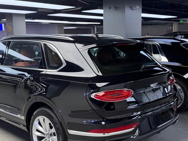 Фото 11 - Bentley Bentayga