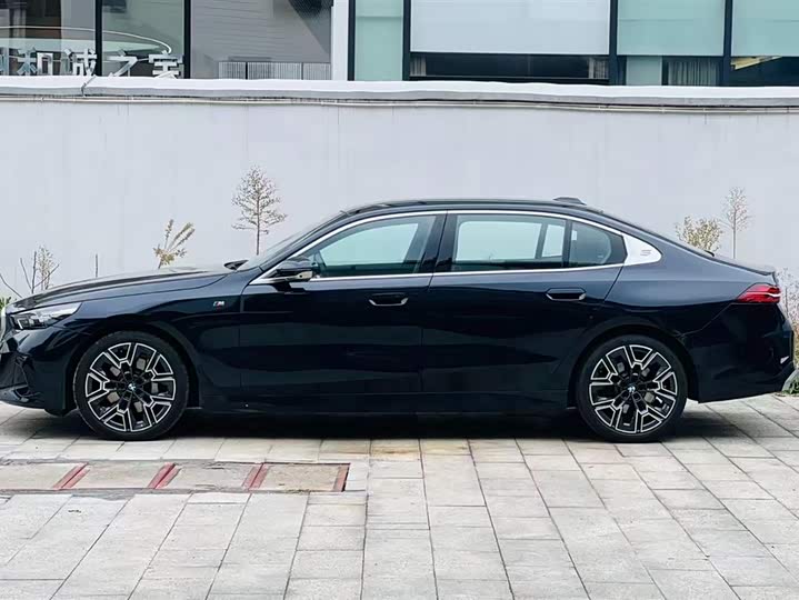 Фото 2 - BMW 5 Series