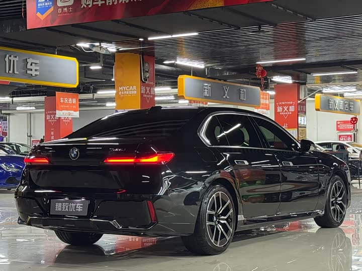 Фото 8 - BMW 7 Series