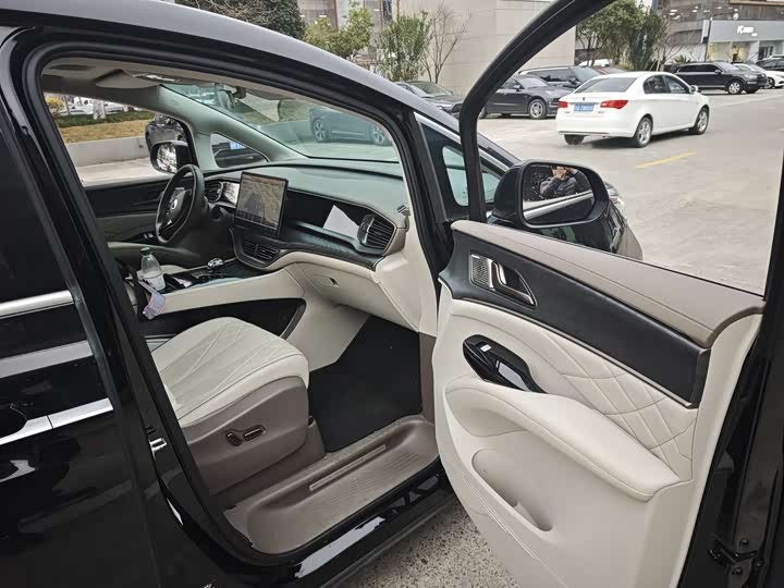 Фото 5 - Denza D9