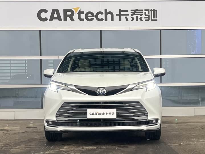 Photo 2 - Toyota Sienna