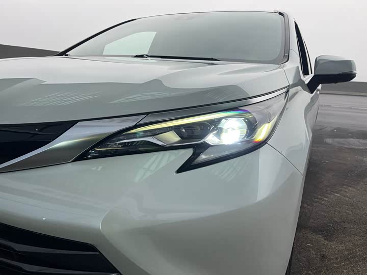 Photo 9 - Toyota Sienna