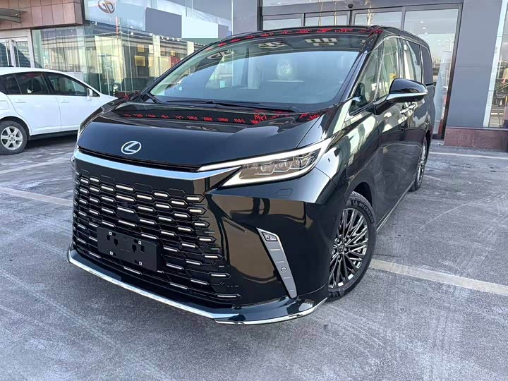 Фото 1 - Lexus LM