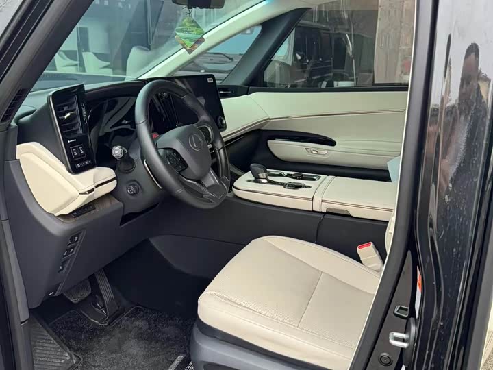 Фото 3 - Lexus LM