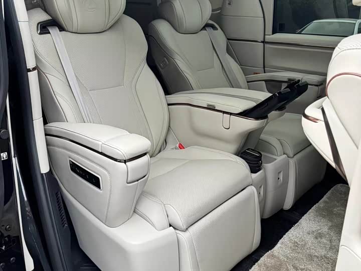 Фото 4 - Lexus LM