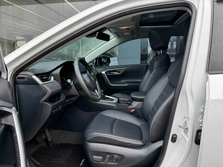 Фото 4 - Toyota RAV4