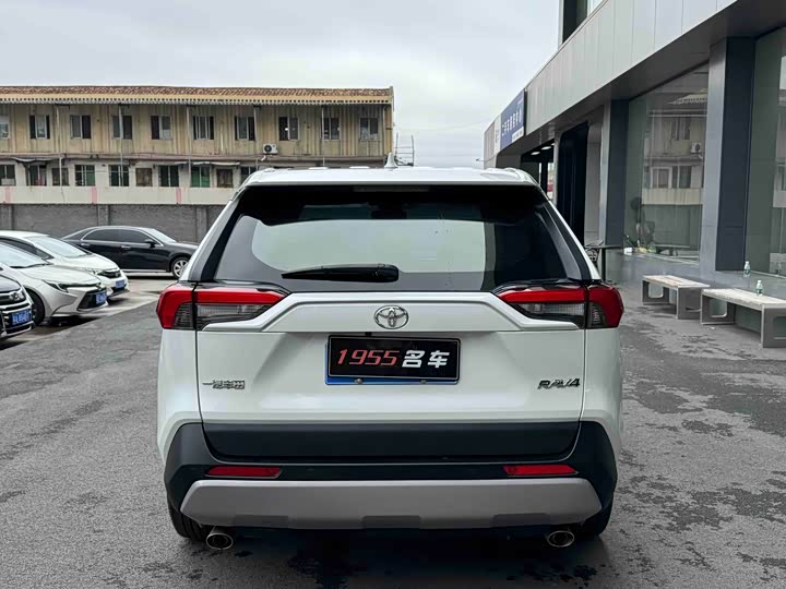 Фото 8 - Toyota RAV4