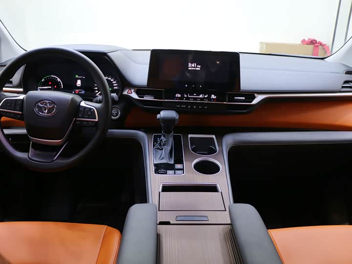 Photo 7 - Toyota Sienna