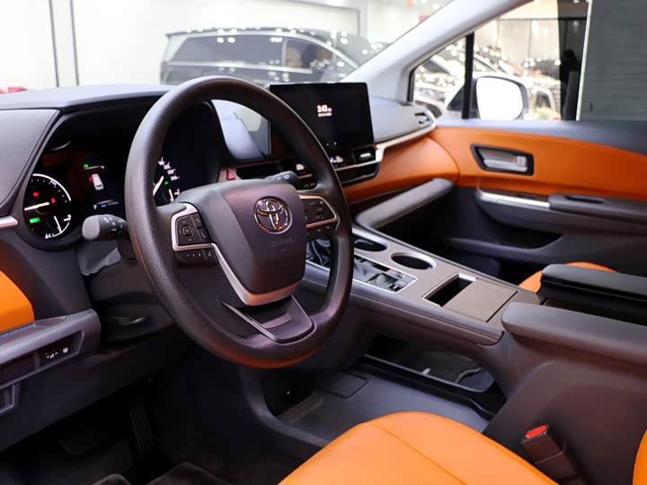 Photo 8 - Toyota Sienna