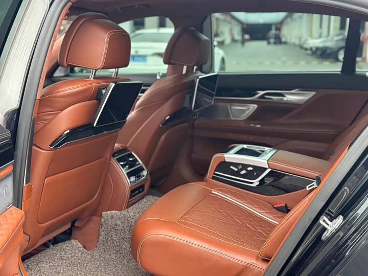 Фото 5 - BMW 7 Series