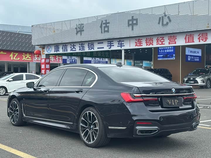 Фото 9 - BMW 7 Series