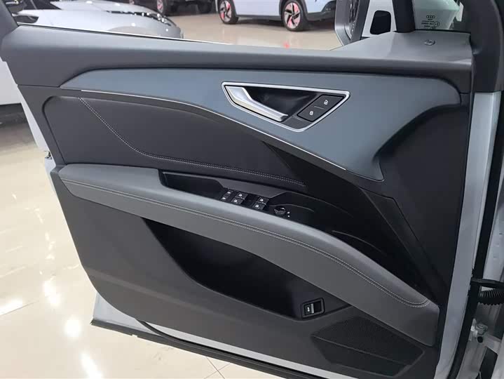 Фото 7 - Audi Q5 e-tron