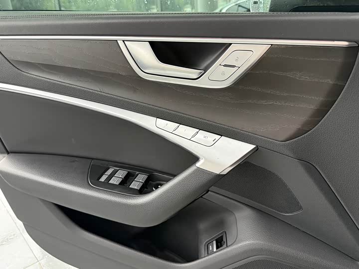 Фото 4 - Audi A6L