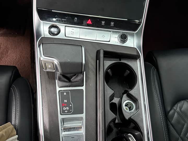 Фото 8 - Audi A6L