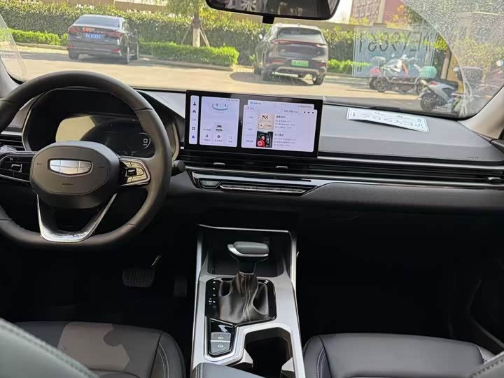 Фото 4 - Geely Emgrand