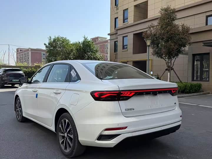 Фото 9 - Geely Emgrand