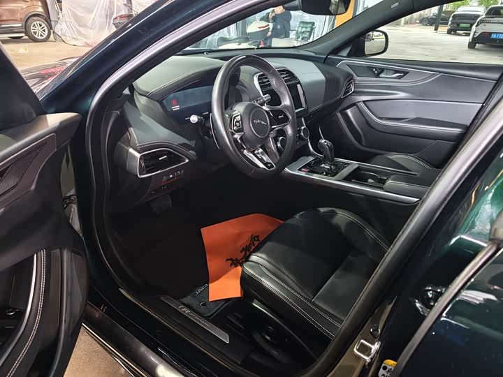 Фото 3 - Jaguar XE L