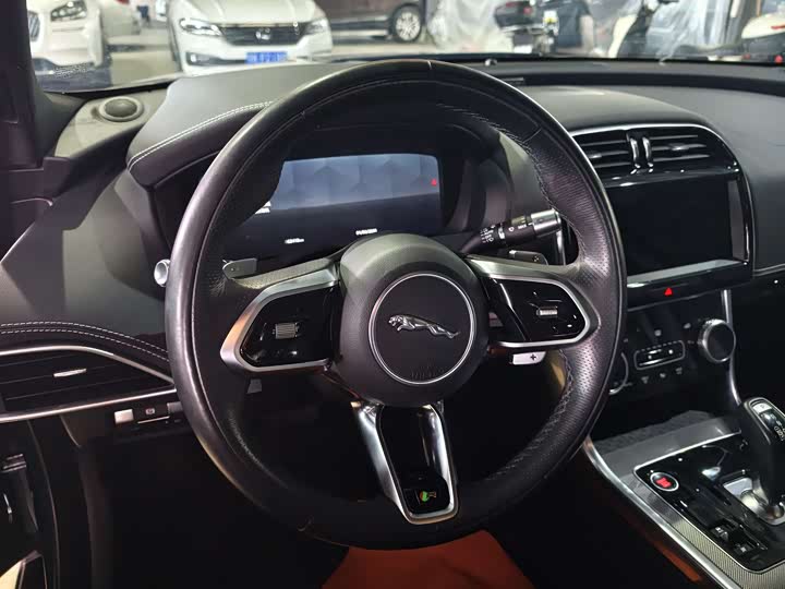 Фото 4 - Jaguar XE L