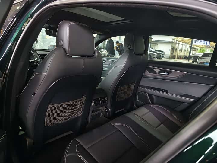 Фото 7 - Jaguar XE L