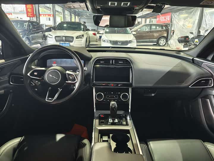Фото 8 - Jaguar XE L