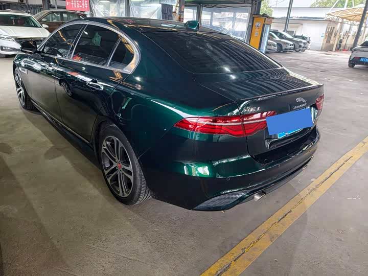 Фото 9 - Jaguar XE L