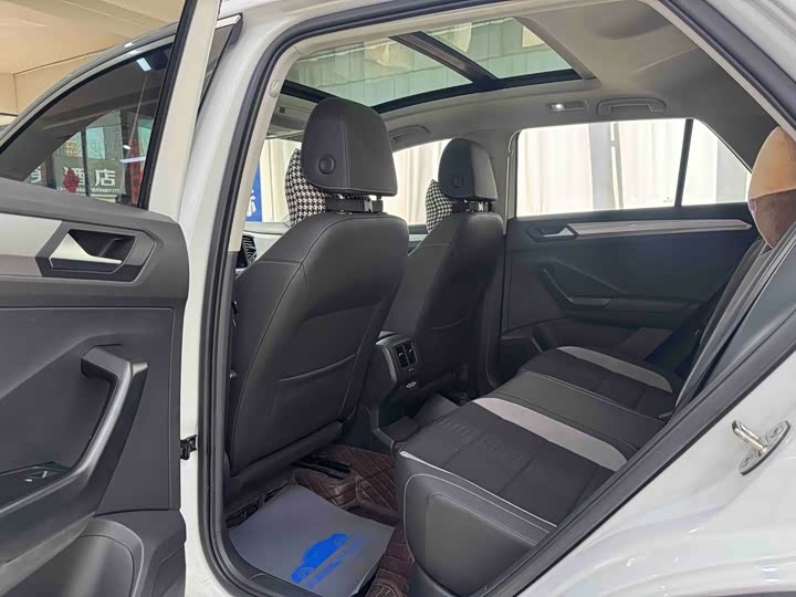 Фото 8 - Volkswagen T-Roc