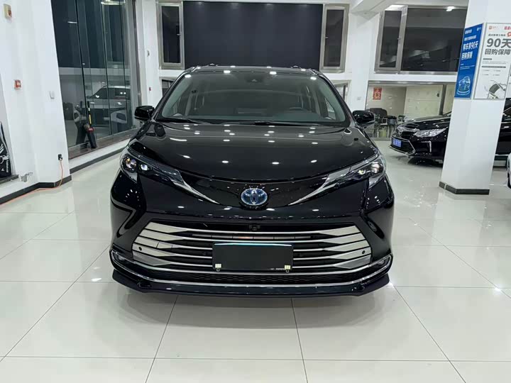 Photo 2 - Toyota Sienna