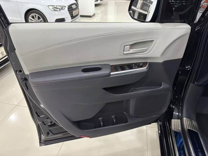 Photo 4 - Toyota Sienna