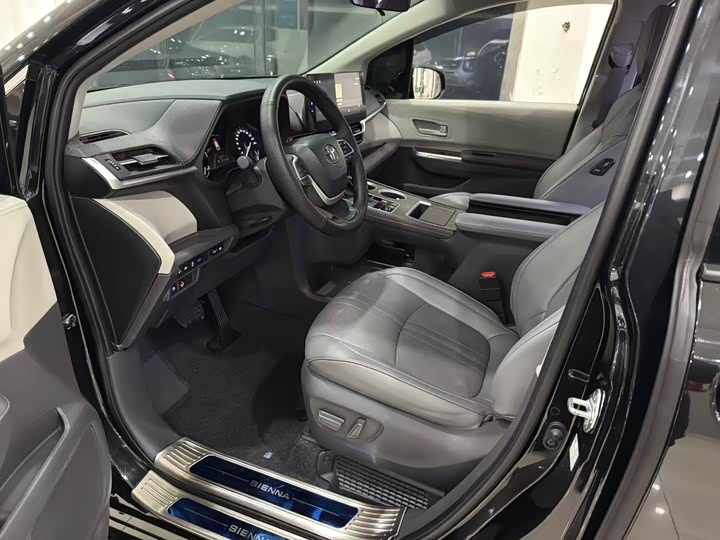 Photo 5 - Toyota Sienna