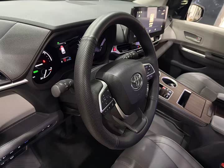 Photo 7 - Toyota Sienna