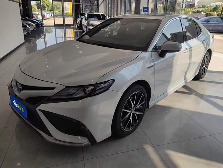 Фото 1 - Toyota Camry