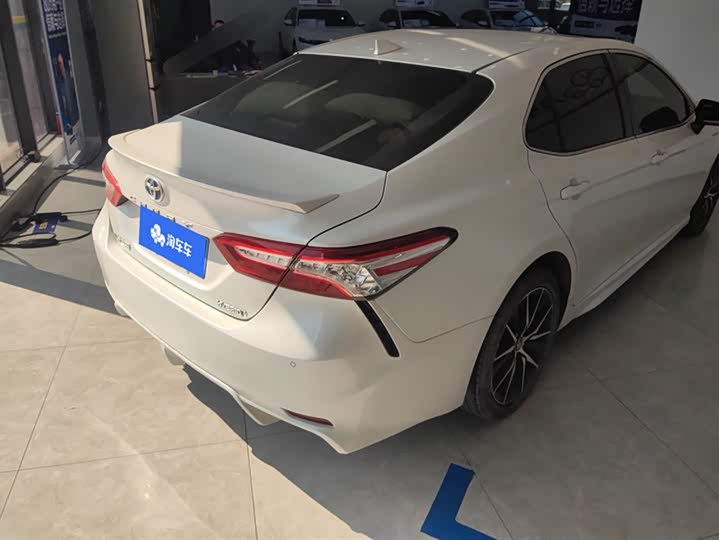 Фото 3 - Toyota Camry