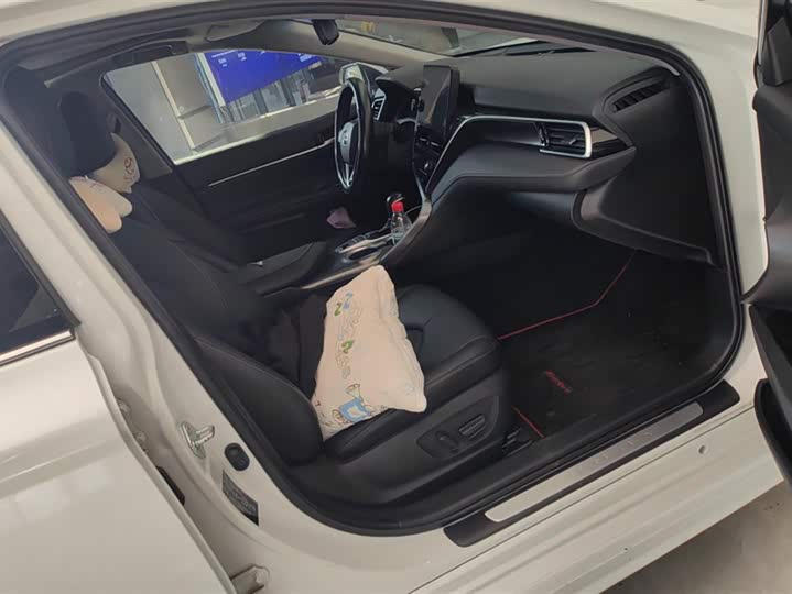 Фото 8 - Toyota Camry