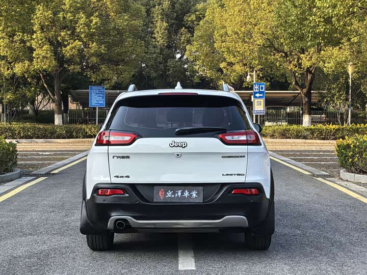 Photo 6 - Jeep Cherokee