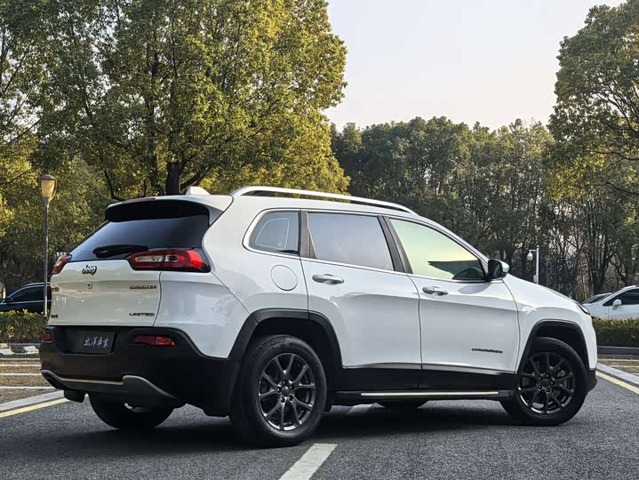 Photo 7 - Jeep Cherokee