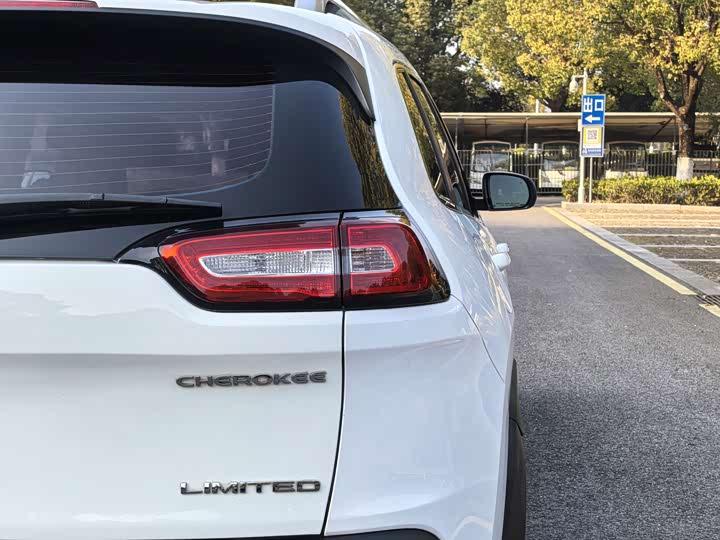 Photo 9 - Jeep Cherokee