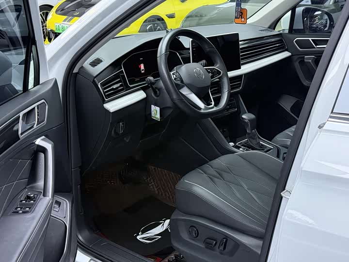 Фото 8 - Volkswagen Tiguan L Pro