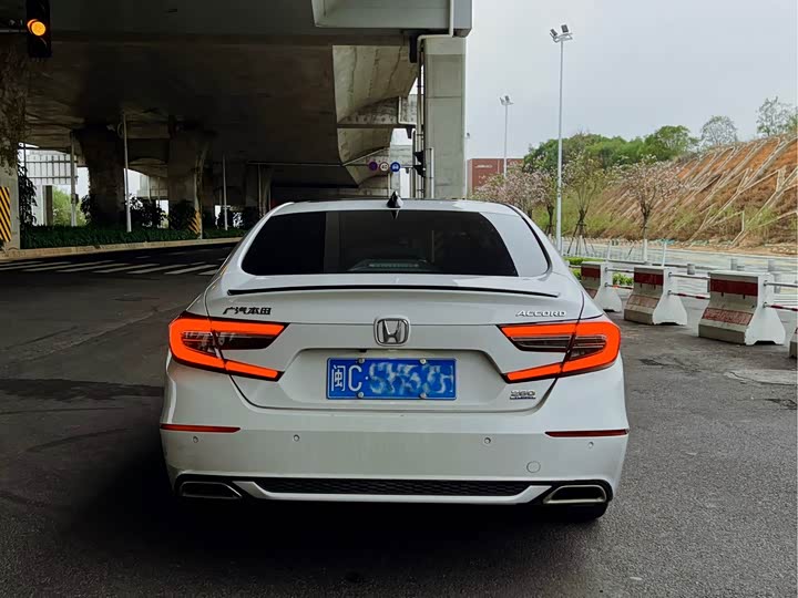 Фото 8 - Honda Accord