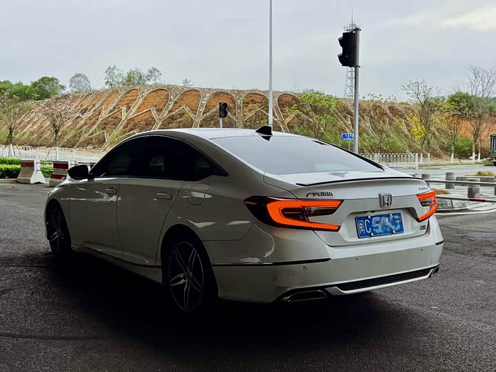 Фото 9 - Honda Accord