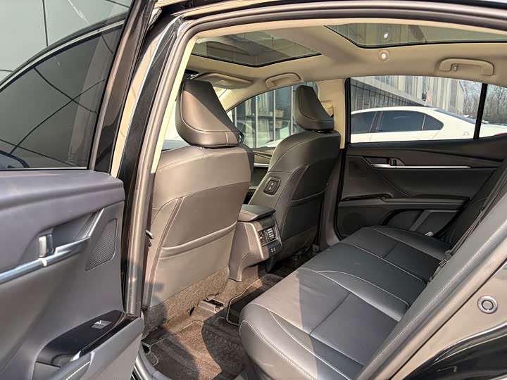 Фото 8 - Toyota Camry