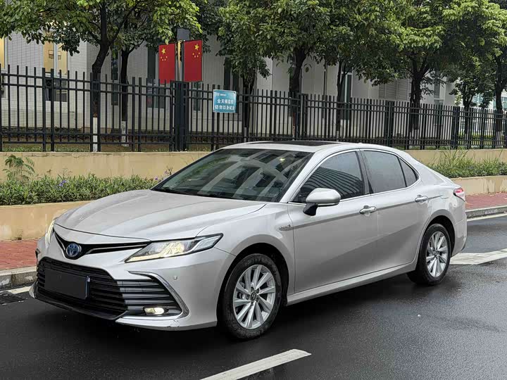 Фото 1 - Toyota Camry