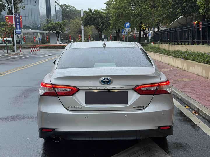 Фото 2 - Toyota Camry