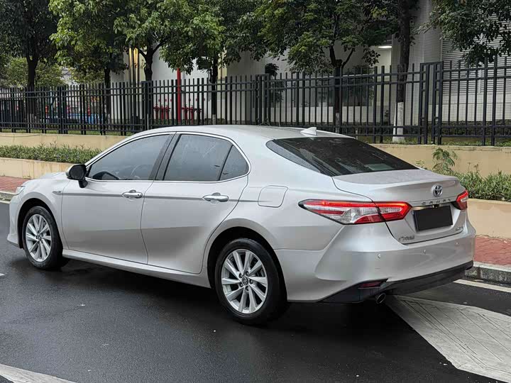 Фото 4 - Toyota Camry