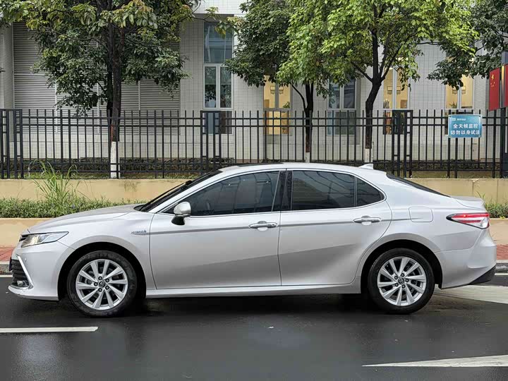 Фото 6 - Toyota Camry