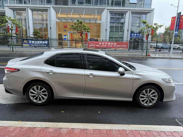 Фото 8 - Toyota Camry