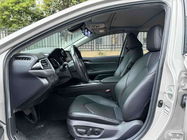 Фото 9 - Toyota Camry