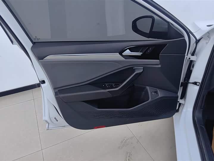 Photo 7 - Volkswagen Sagitar L