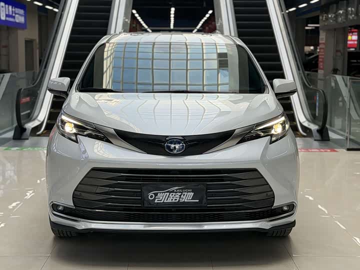 Photo 2 - Toyota Sienna