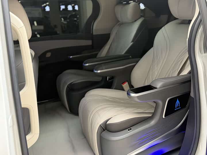 Photo 5 - Toyota Sienna