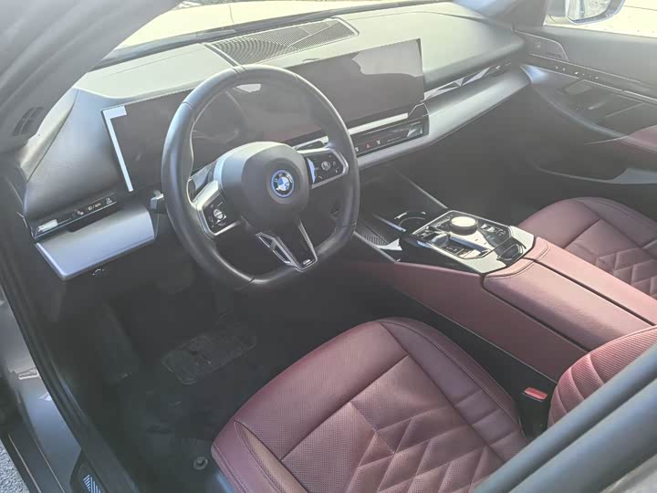 Фото 8 - BMW i5